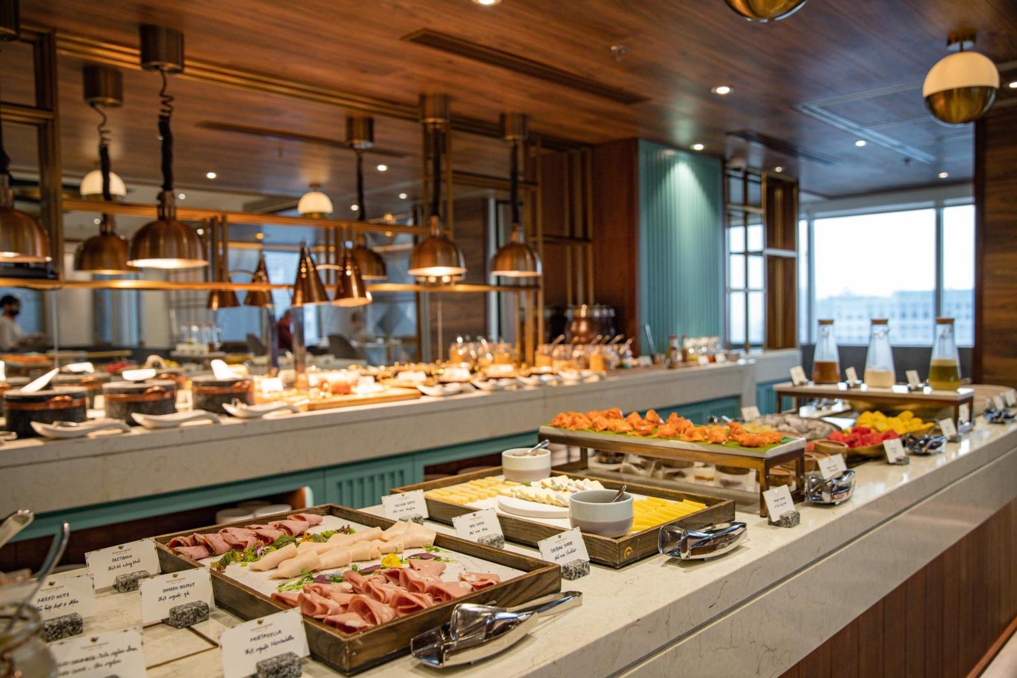 Hotel Fusion Original Saigon Centre Ho Chi Minh Zewnętrze zdjęcie A buffet at a hotel